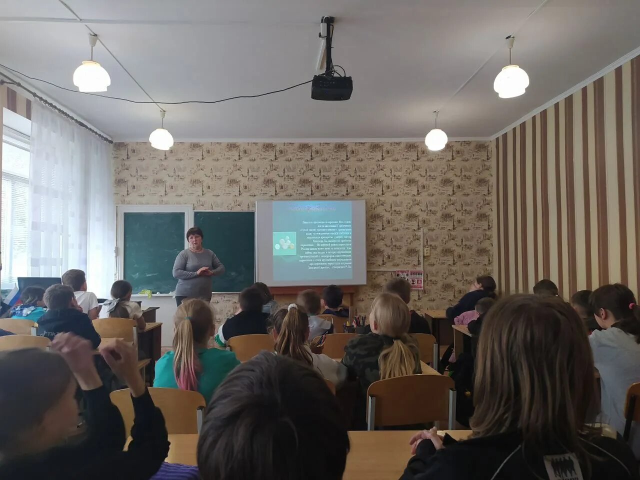 Школьник готовится к егэ. Конкурс бережливая инициатива. Класс в школе. Образование с 20 апреля. Образование с 20 апреля.