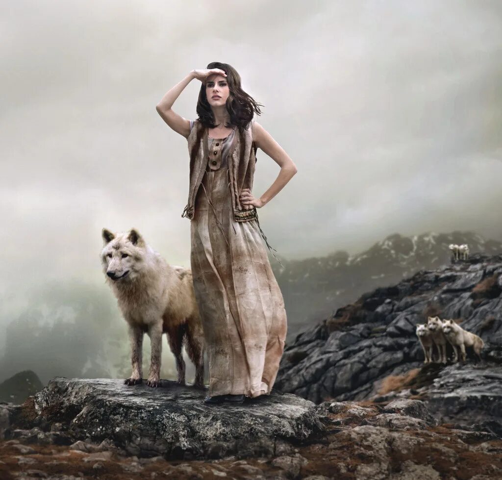 Первозданная женщина. Девушка с волком. Волчица и девушка. Девушка бежит с волками. Фотосессия с волком.