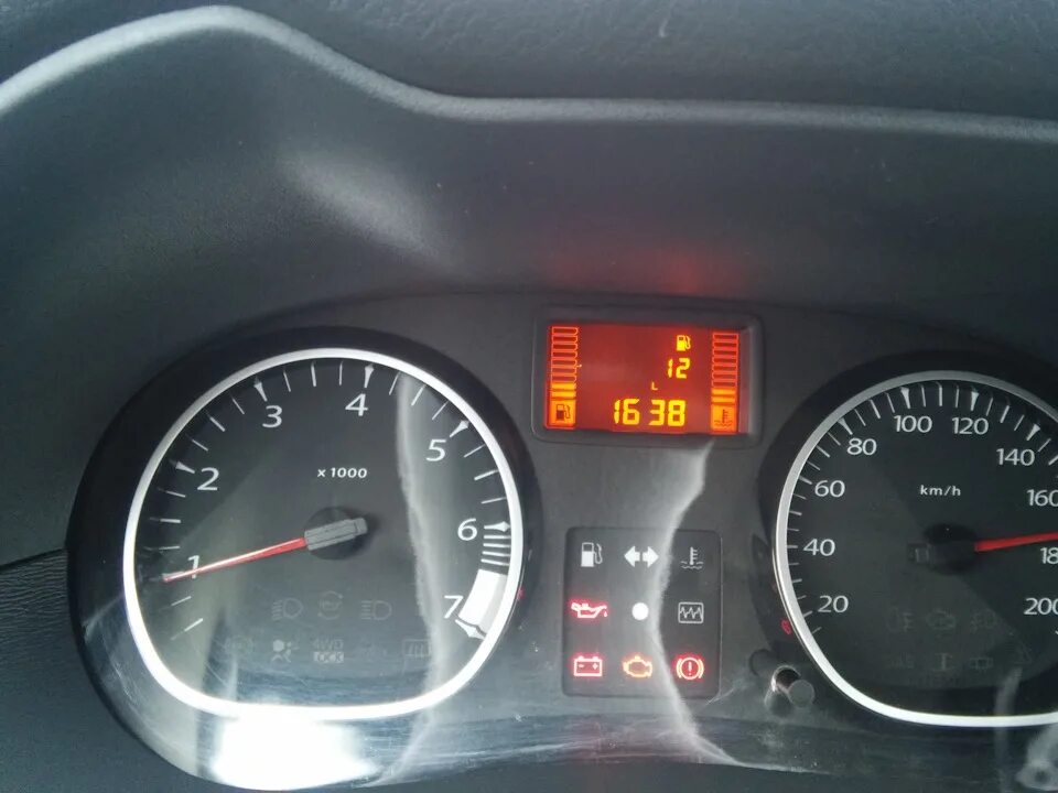 Рено дастер неправильно показывает топливо. Индикатор топлива дастер 1. Рено дастер показатель бензина. Показания топлива рено логан. 5 дизель.