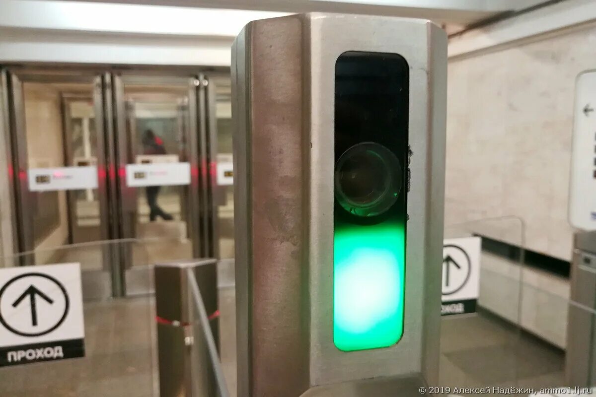 Проезд в метро по биометрии. Турникет с камерой. камеры в метро. биометрические сканеры в метро. камеры на турникетах в метро.