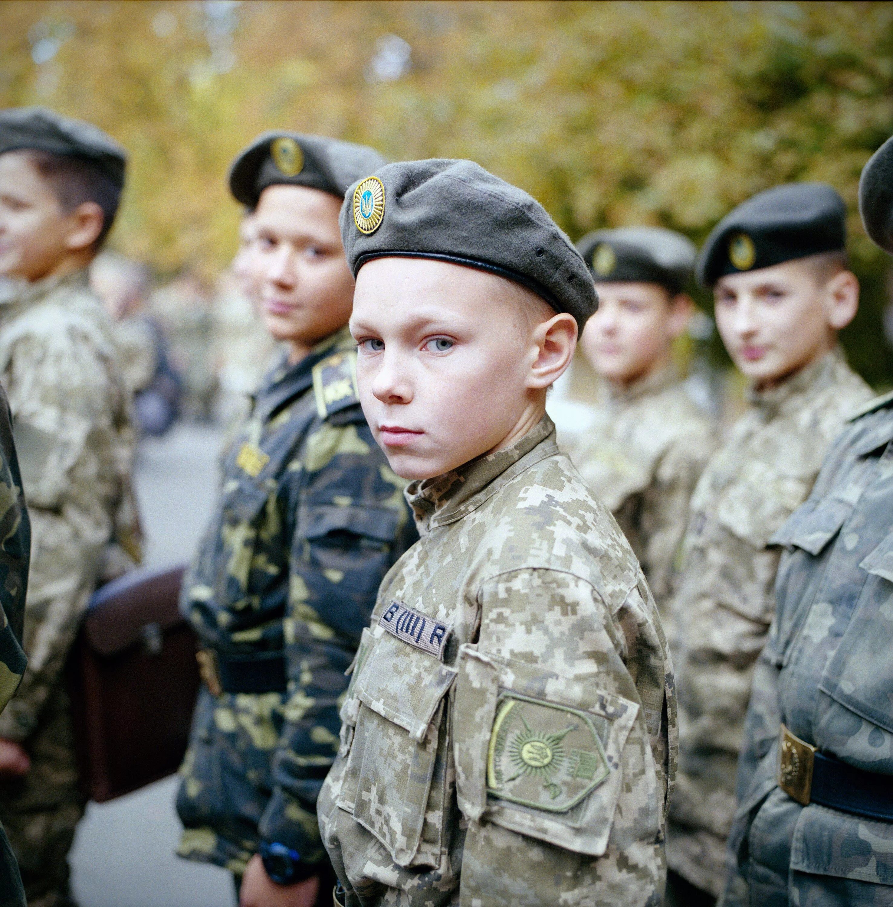 Школьники в военной форме. Малыш в военной форме. Американские дети в военной форме. Школьник военный. Армейские школы