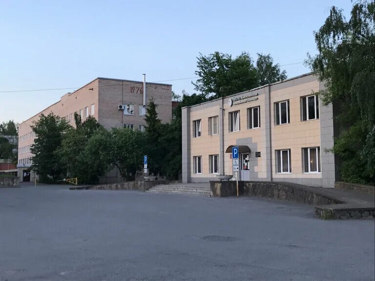 Посетители отделения гемодиализа рядом с коронавирусным корпусом бьют тревогу. В