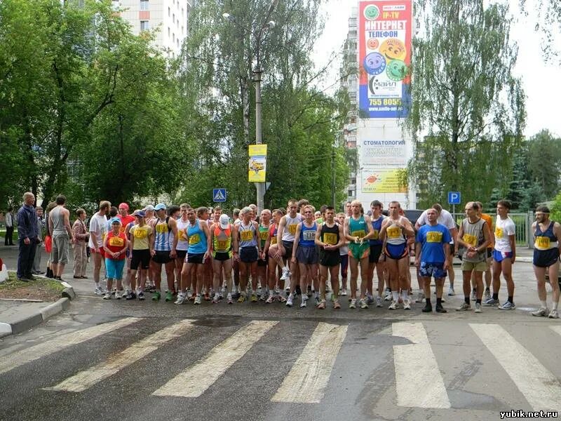 маи 2010. маи 2010. 2 мая в москве. фестиваль молодежи в москве с ведрами на голове. May 2010.
