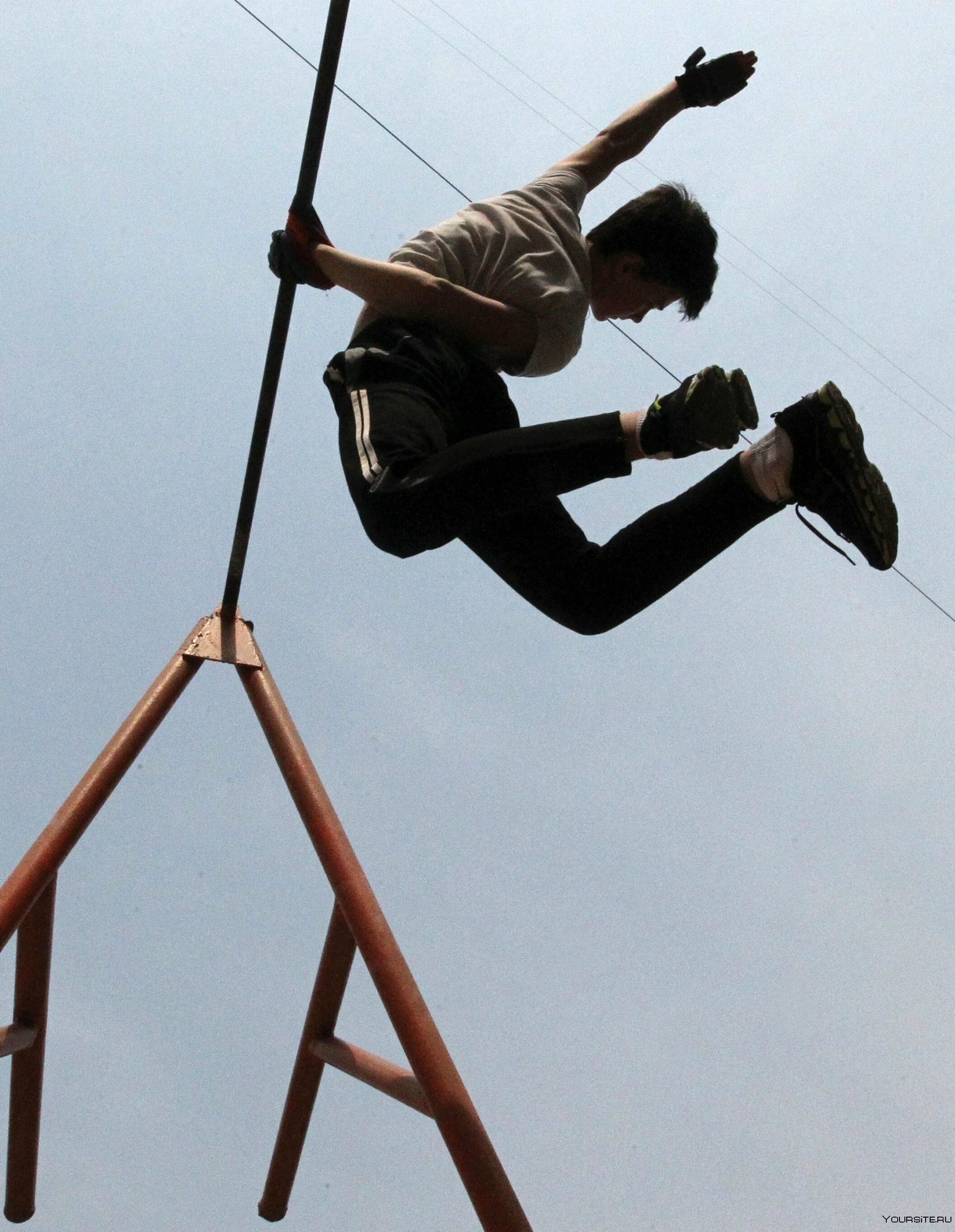 Акробатические элементы на турнике. Воркаут трюки на турнике. Воркаут трюки. Сложные трюки на турнике. Горизонт калистеника.