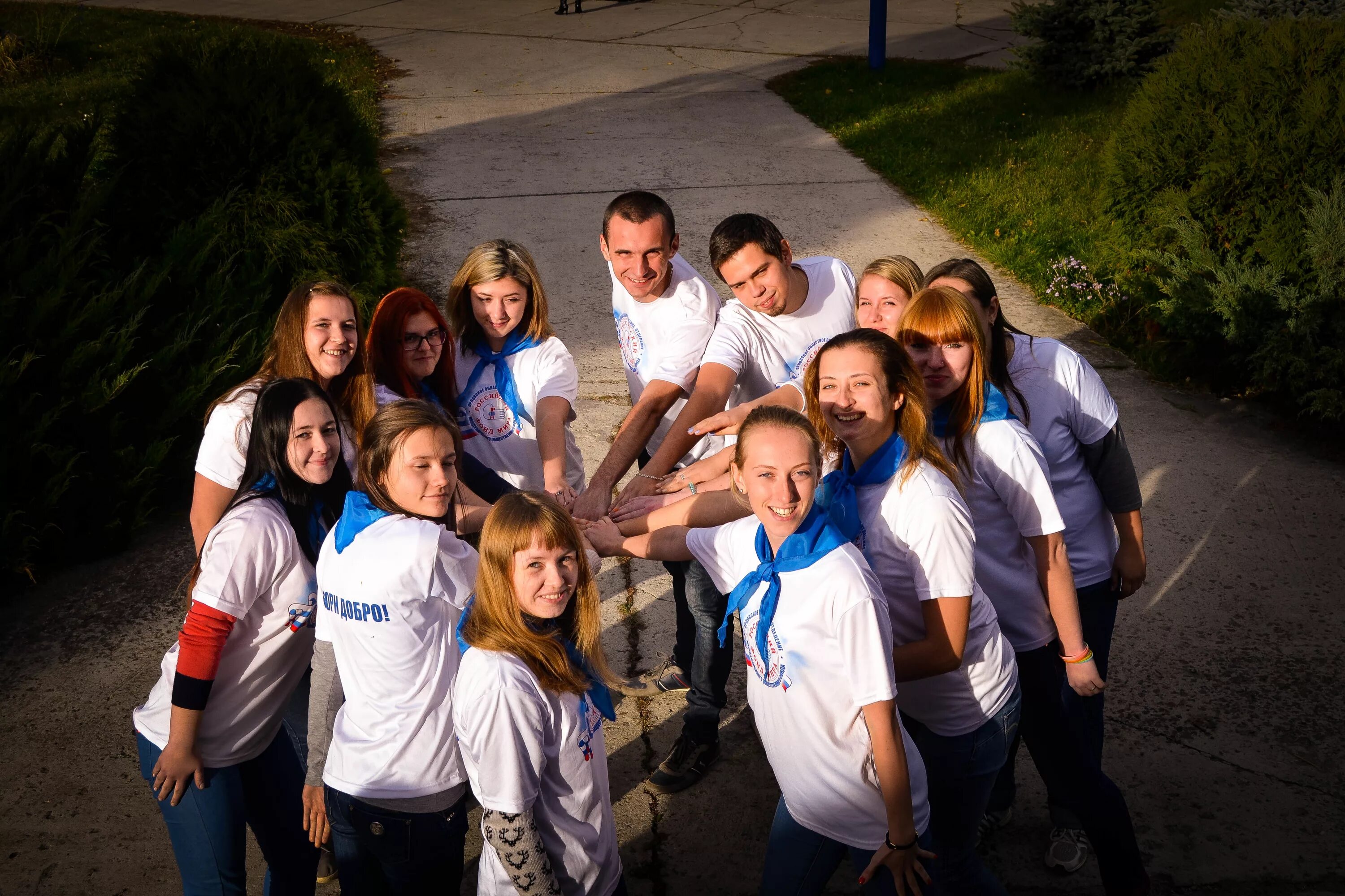 Орленок лагерь вожатый в лагере. Лагерь орленок кировская область. Дети в лагере с вожатыми. Вдц орленок форма вожатых. Вожатые и дети.