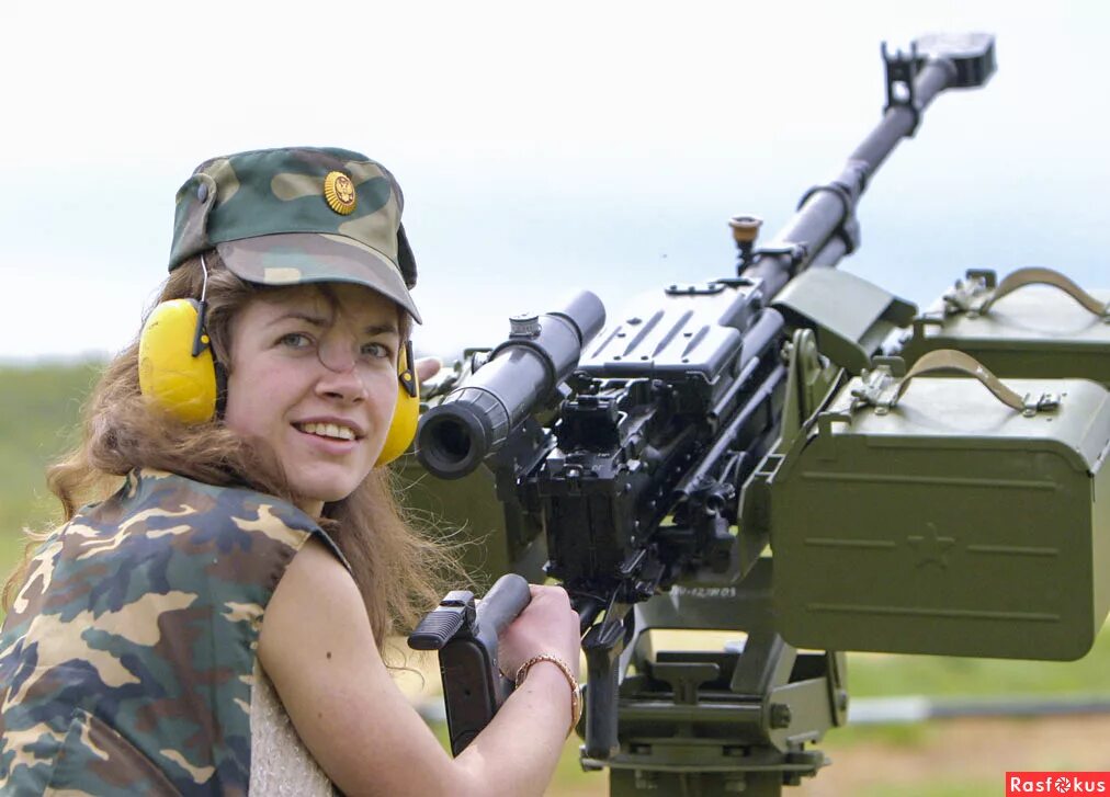 баба пулемет. баба пулемет. тяжелый пулемет. женщина с пулеметом. красивые девушки с пулеметом.