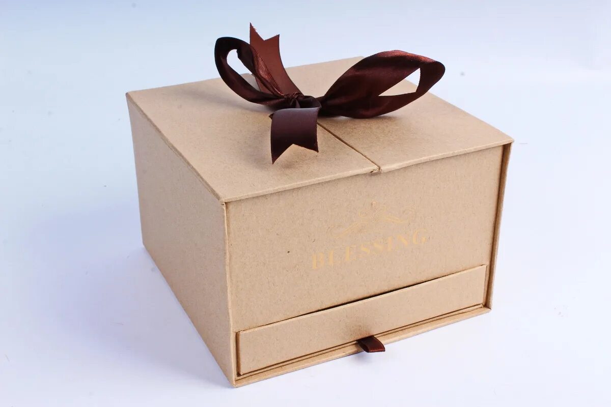 Подарочная коробка 50х30х10. Красивая картонная коробка. Красивые коробки для подарков. Крафтовая коробочка для подарка.