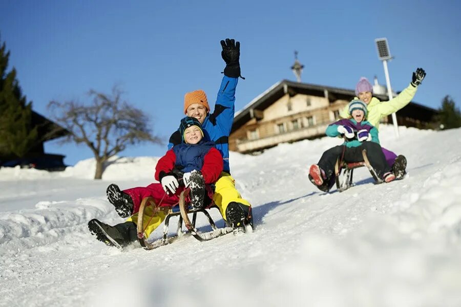 Отдых зимой. Альпы швейцария курорты. Дети на санках. Люди на горнолыжном курорте. Зимние курорты для катания на лыжах и коньках.