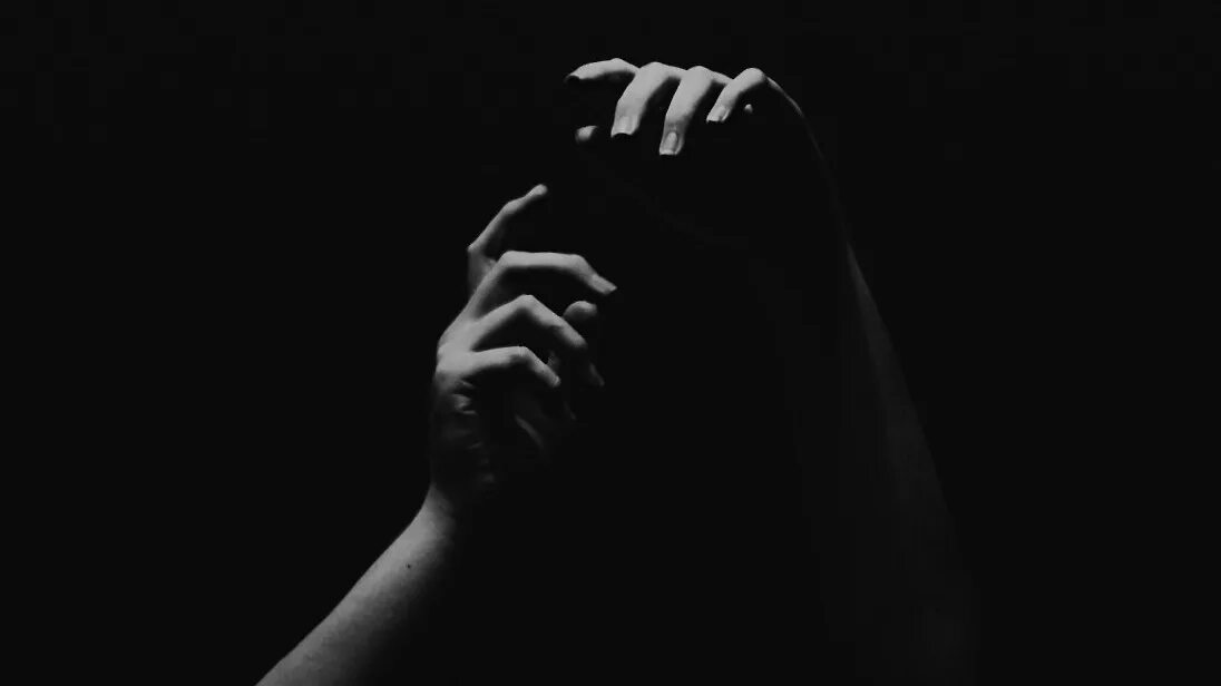 Песня найди мою руку в темноте. Рука в темноте. ладонь в темноте. мужская рука в темноте. рука девушки в темноте.