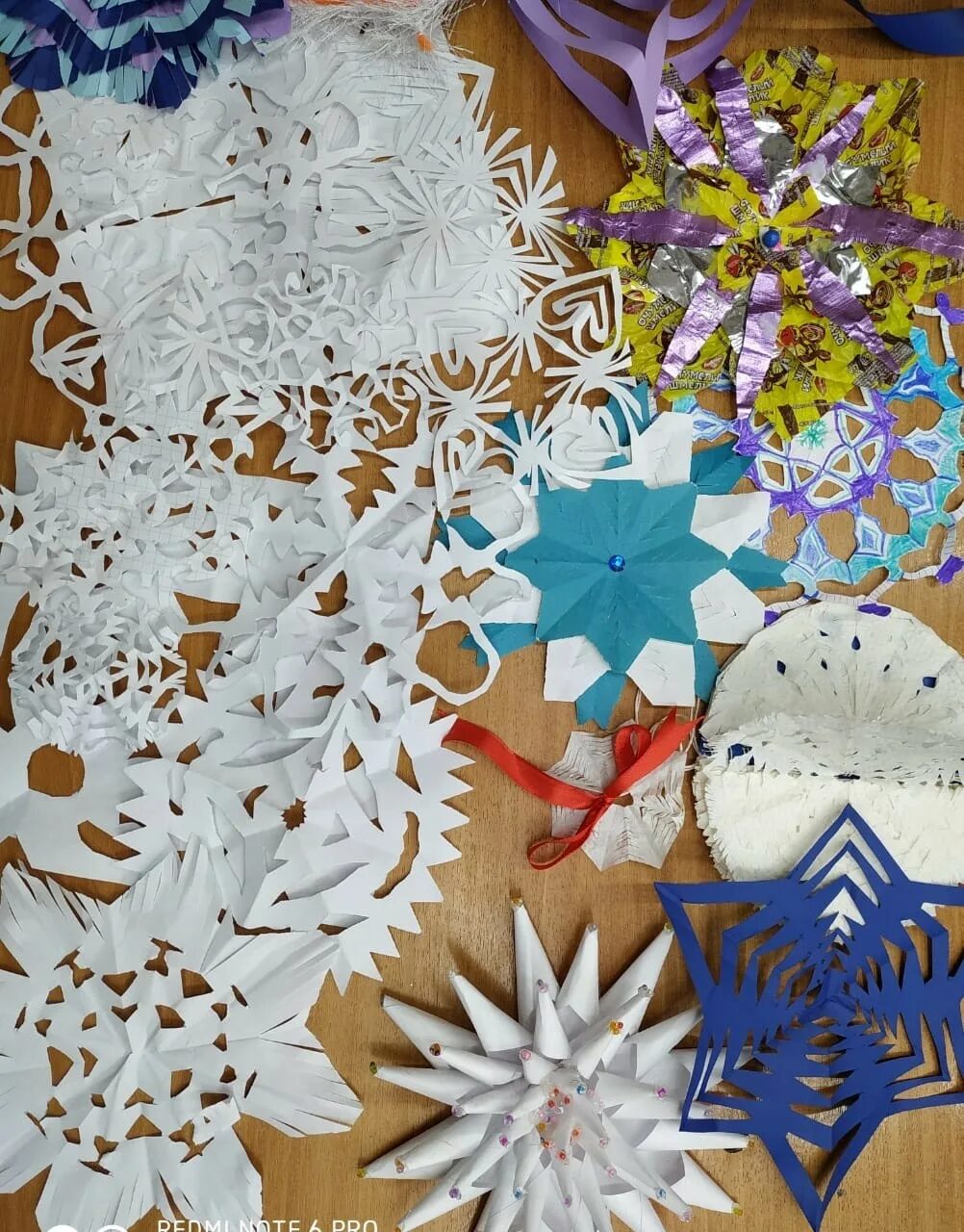 Поделка волшебная снежинка в садик. Поделка снежинка на конкурс. Поделка снежинка. Выставка снежинок. Снежинки из макарон.