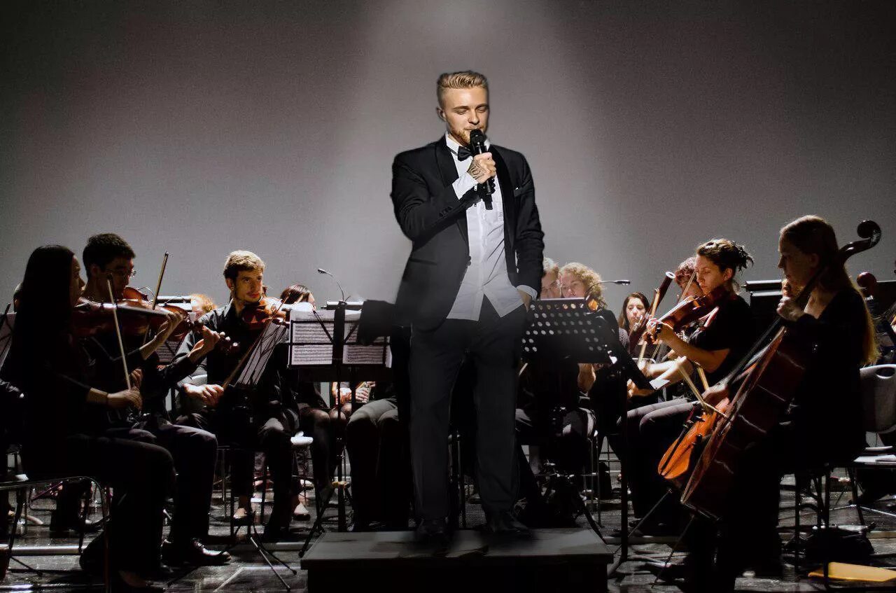 Исполнитель симфонической музыки. Исполнитель симфонической музыки. Скрипка в оркестре. Симфонический оркестр картинки. Симфонический концерт.