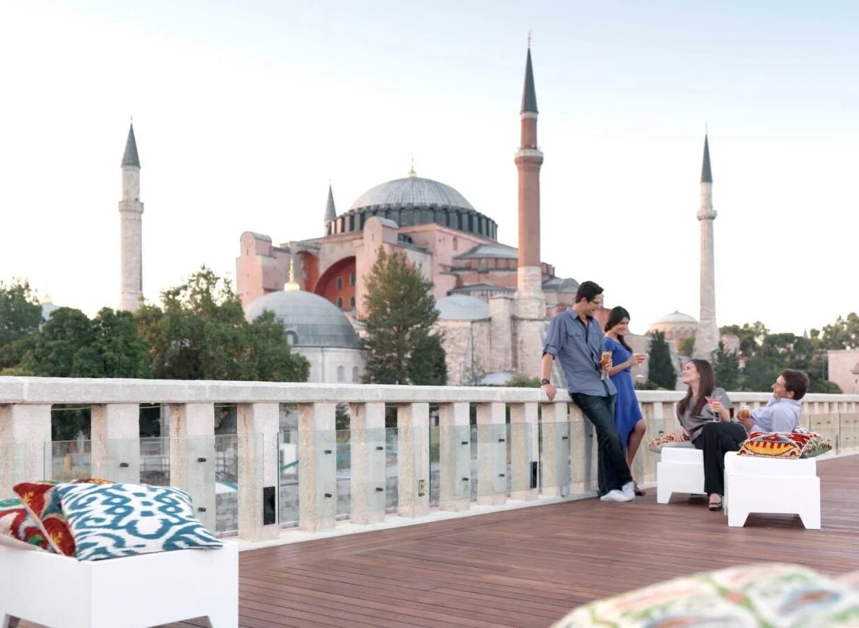 Стамбул времена года. Four Seasons Istanbul Sultanahmet. Four Seasons Hotel Istanbul at Sultanahmet. Ресторан Seasons в Стамбуле. Стамбул four Seasons старый город.