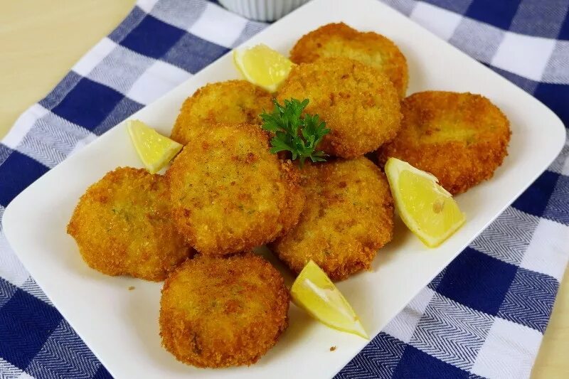 Рыбные котлеты картофель. Рыбные котлеты ресторан. Рыбные котлеты картофель. Рыбные котлеты картофель. Котлеты рыбные с отварным картофелем.