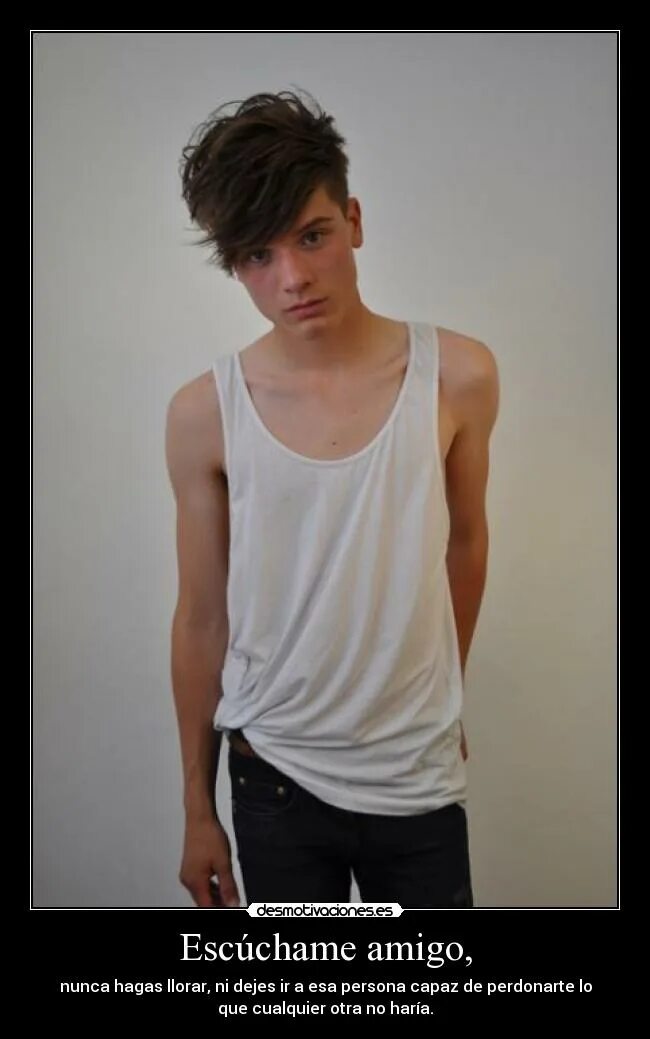 красивый парень в полный рост. худой парень. худой высокий подросток. худощавый подросток. худой парень.