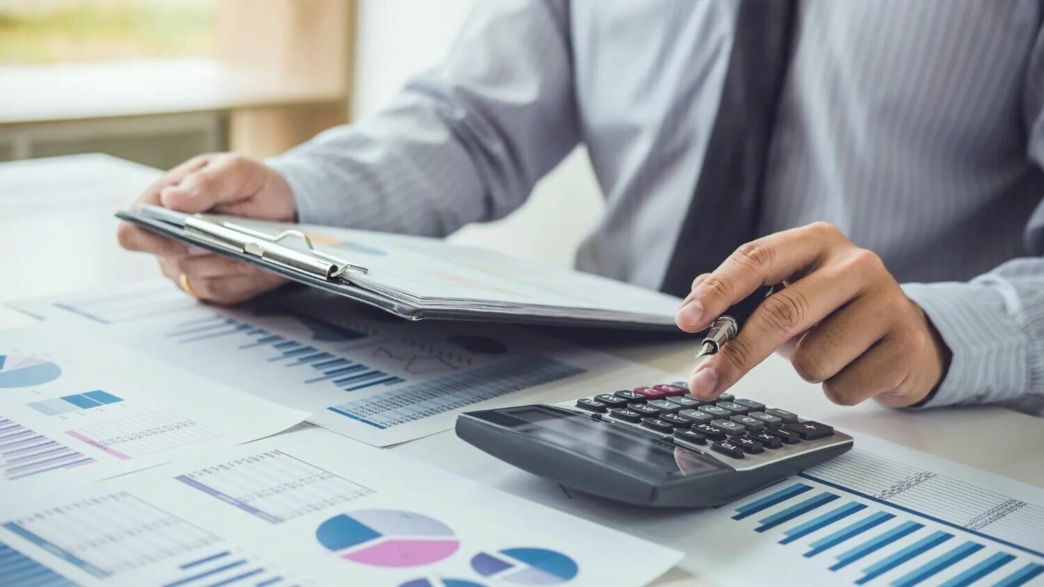 секретарь в делопроизводстве. брокер. бизнес женщина. Bank management. люди в офисе.