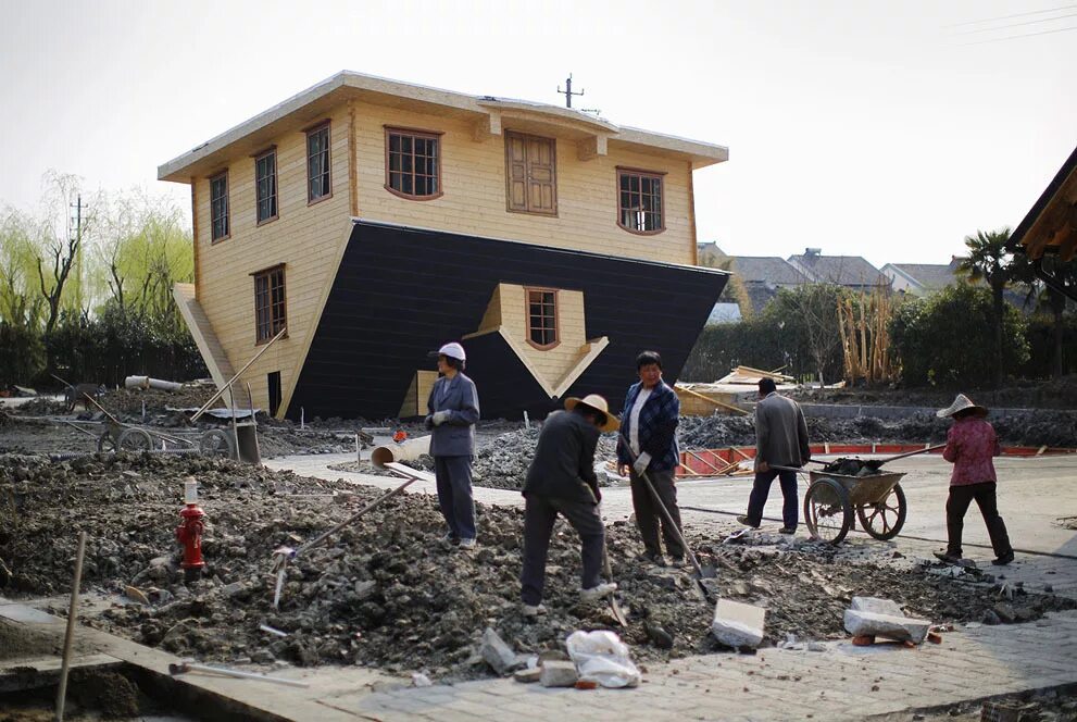 Некрасивый домик. Заброшенный деревянный дом. Самый худший дом. Дурные домики. Старинные дома.