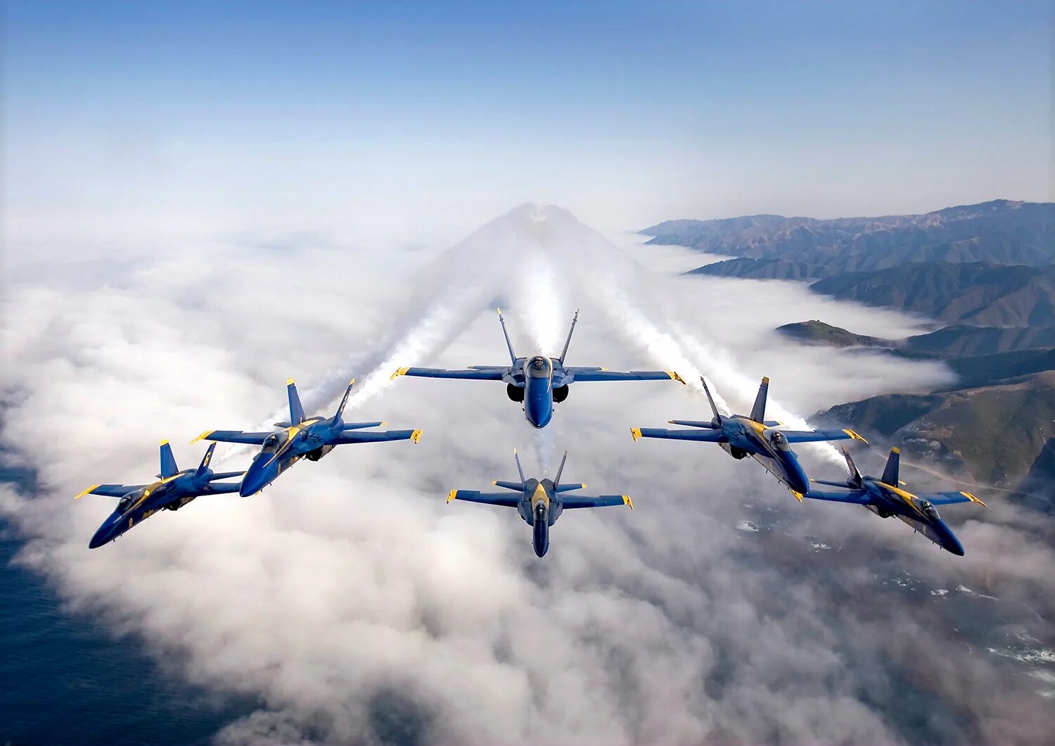 Покажи фотографии самолетов. Русские военные самолеты в небе. Много военных самолетов в небе. Много истребителей в небе. Русские истребители в небе.