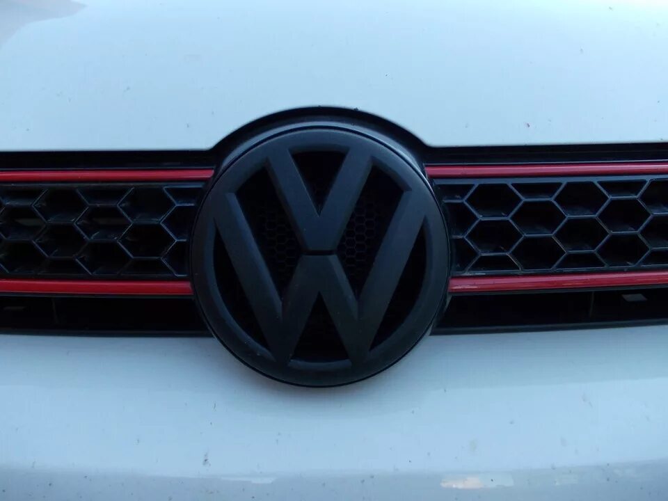 Шильдики volkswagen jetta 5. Черный значок фольксваген поло седан 2012. Шильдики volkswagen. Шильдик пассат б6. Новый шильдик фольксваген поло 2021.