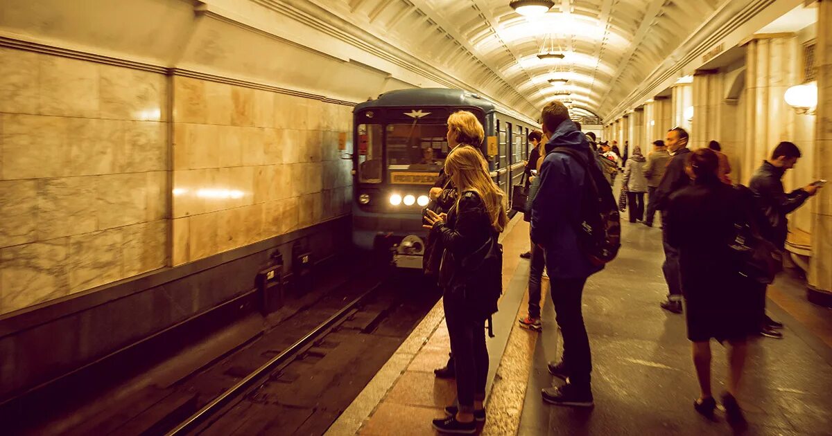Пассажиры московского метро. Люди на станции метро москвы. Люди в метро. Обычные люди в метро. Метро внутри с людьми.