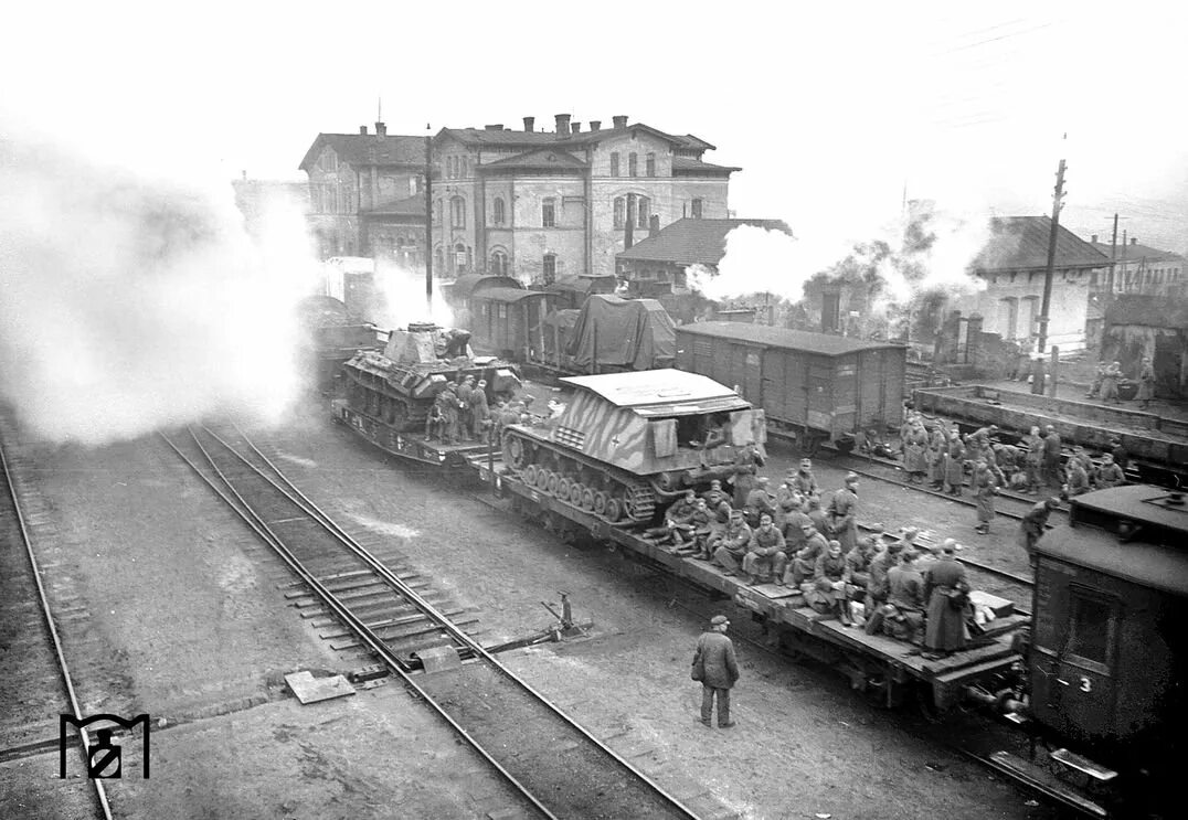 Железные дороги в отечественной. Военный эшелон 1941. СССР вокзал 1941. Эшелон с эвакуированными в годы войны 1941 г.. Поезд эшелон военный 1941.