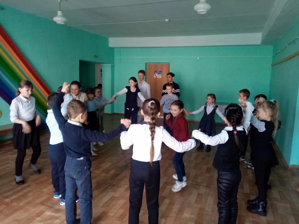 школьники на перемене. игры для начальной школы на переменах. ученики в школе на перемене. дети в школе на перемене. игры на переменах для начальных классов.