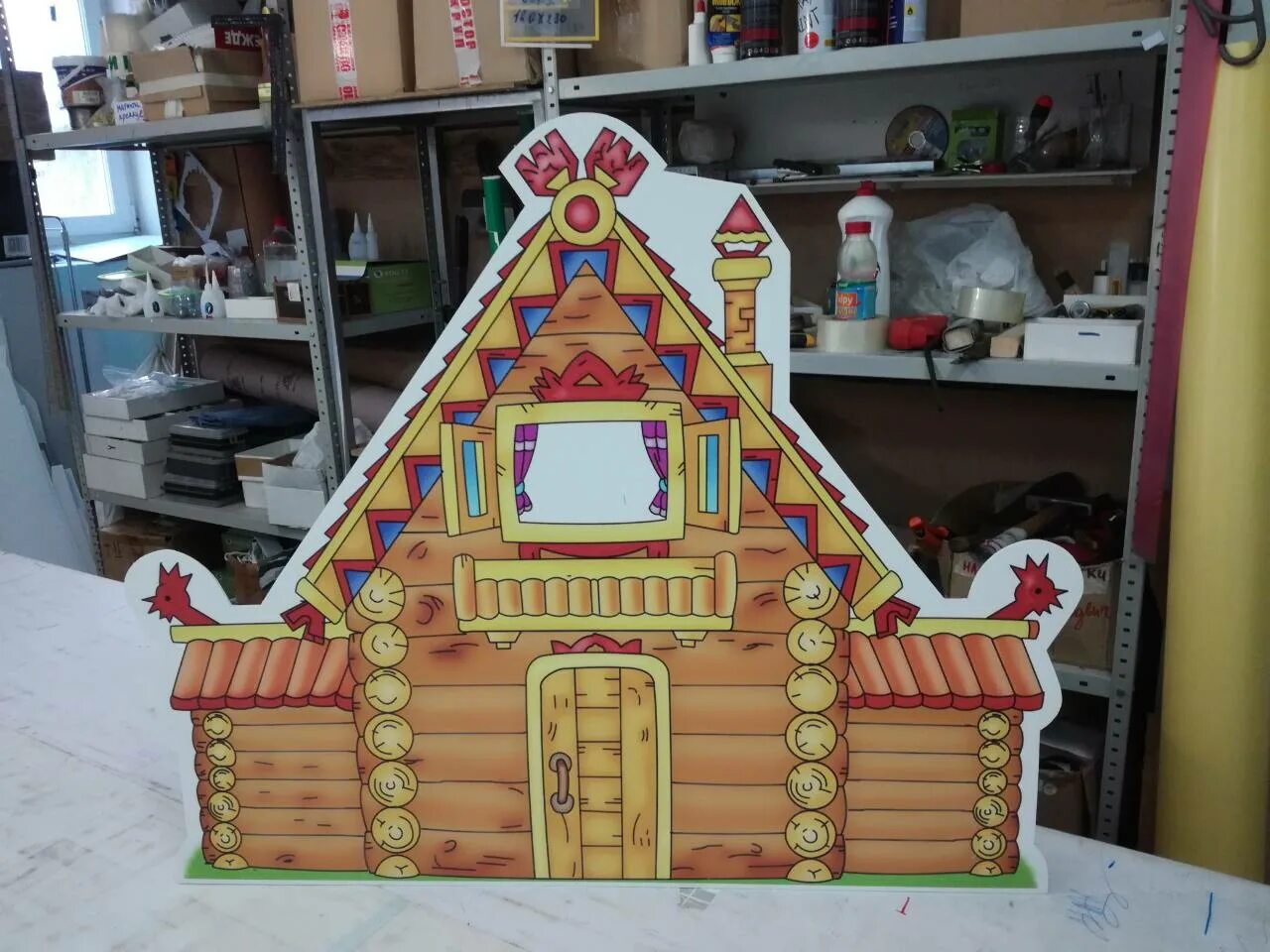 Пластиковые декорации для детского сада теремок. Декорации к кукольному спектаклю теремок. Домик для театра в детском саду. Теремок театр кукол спектакль. Декорации к сказке теремок для кукольного театра.