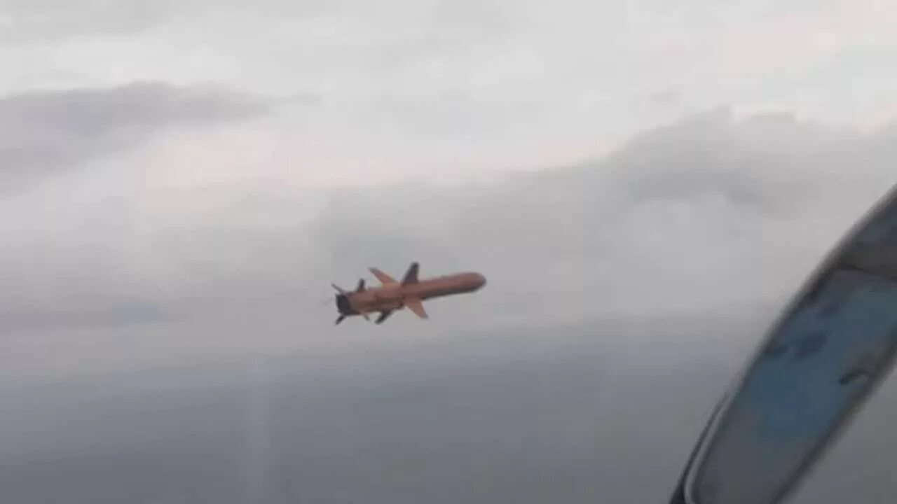 Погоня ракеты за самолетом. Ракеты agm-158 jassm-er. F-15 eagle. Погоня ракеты за самолетом. Самолет с ракетами.