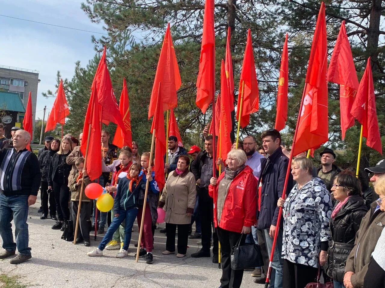 Приморского комсомола. КПРФ Приморский край. Коммунисты дальнего Востока. Комсомол Приморского края. Памятник штурмовые ночи Спасска г.Спасск-Дальний.