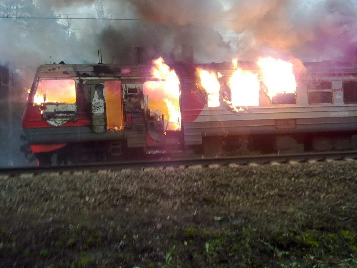 Пожар в вагоне пассажирского. Эд4м пожар. Пожар эд4м Малоярославец.