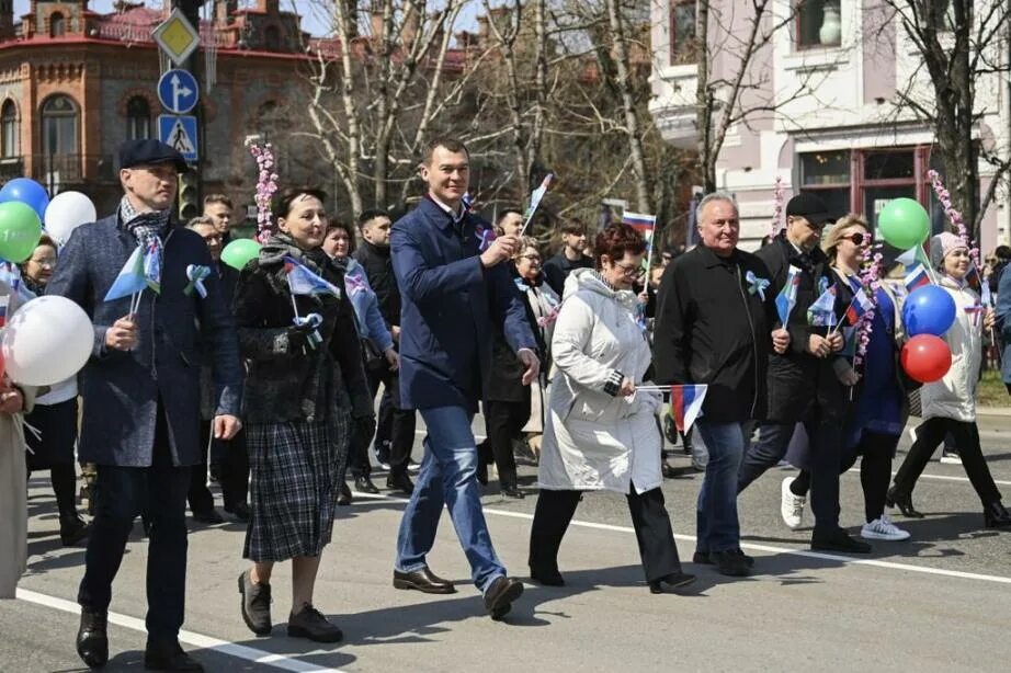 1 май хабаровск. 1 Мая Хабаровск губернатор Дегтярев. Шествие 1 мая 2022 Хабаровск. Демонстрация 1 мая. Праздничная демонстрация 1 мая.