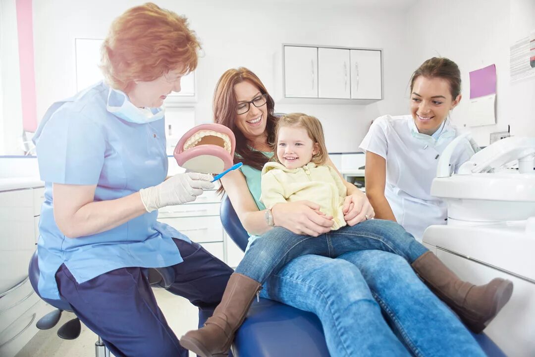 Детская стоматология отзывы о врачах. Семья у стоматолога. Стоматология для детей и взрослых. Ребенок в зубном кресле. Стоматология дети.