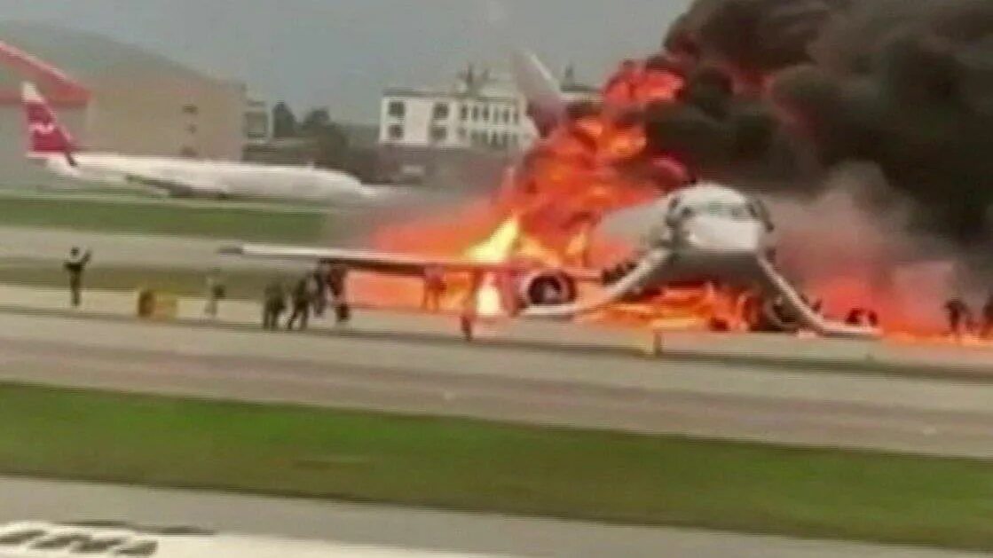 Захвачен самолет в шереметьево. Крушение SSJ 100 В Шереметьево. Катастрофа SSJ 100 В Шереметьеве. Суперджет Шереметьево катастрофа видео. Крушение Superjet 100 в Шереметьево.