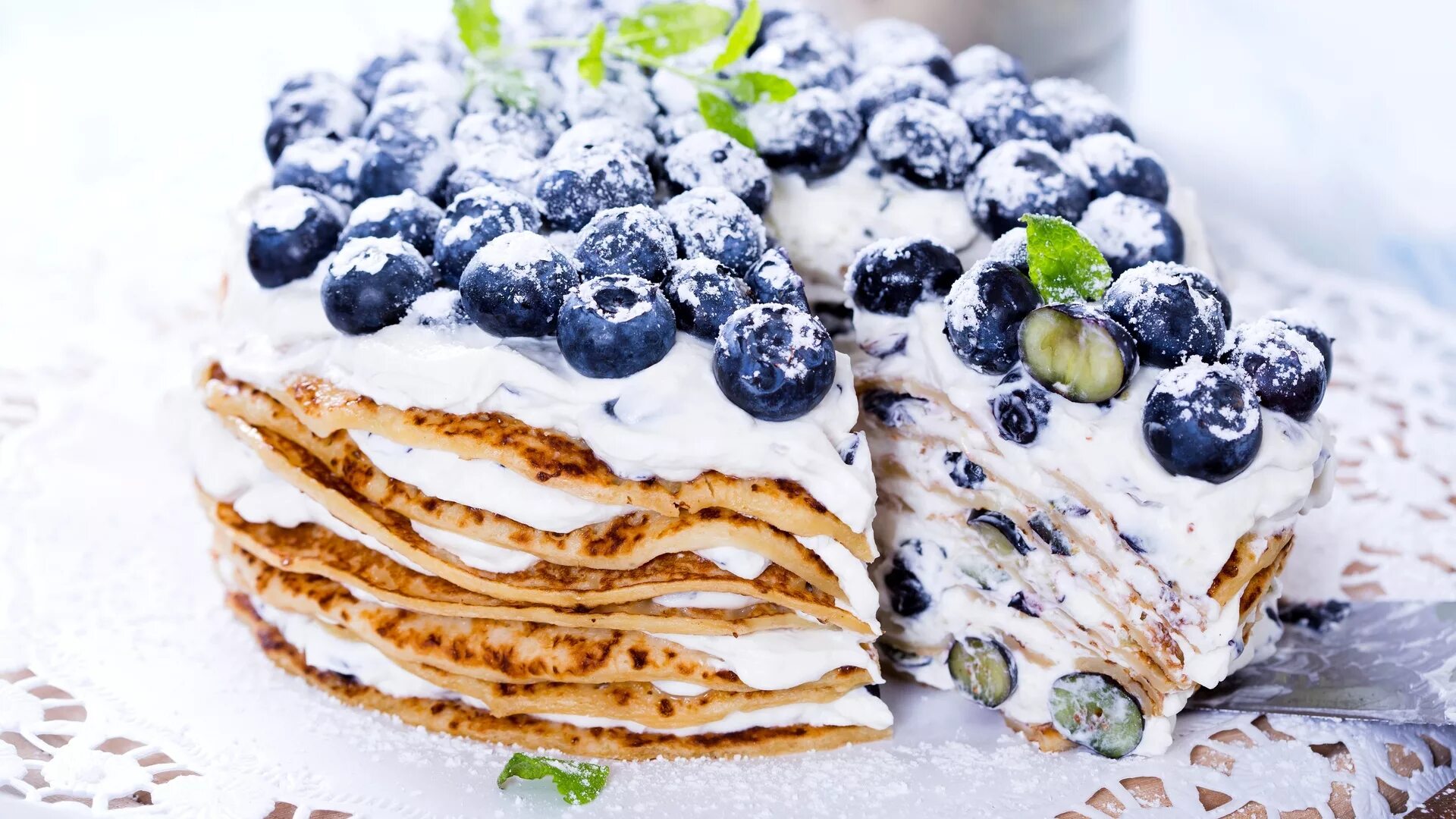 Блины с кремом чиз. Мильфей Наполеон. Blueberry Cream Cake торт. Блинный торт с кремом чиз. Черничный блинный торт.