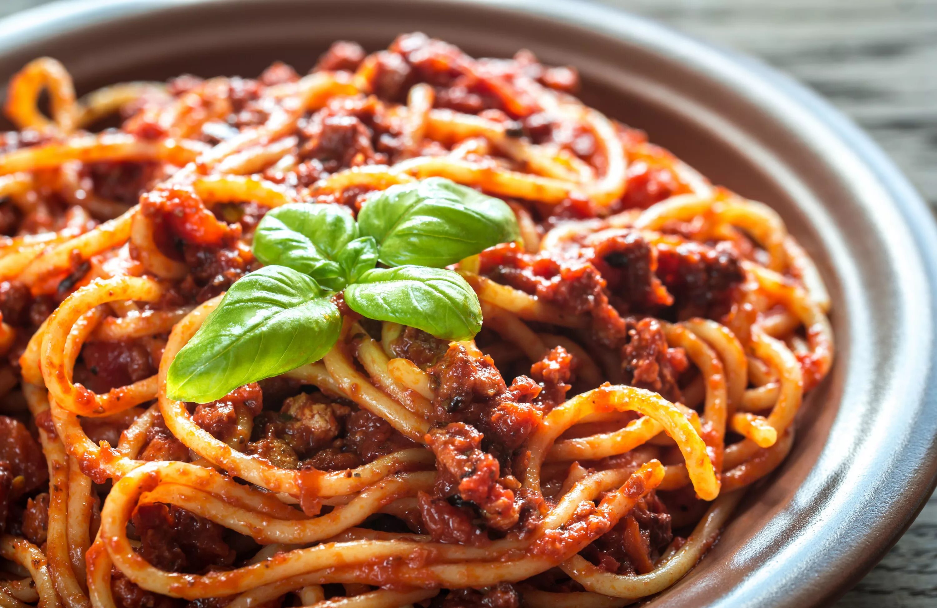 Спагетти с пастой болоньезе с фаршем рецепт. Spaghetti bolognese. Паста с соусом болоньезе. Паста Fabianelli. Казаречче болоньезе.