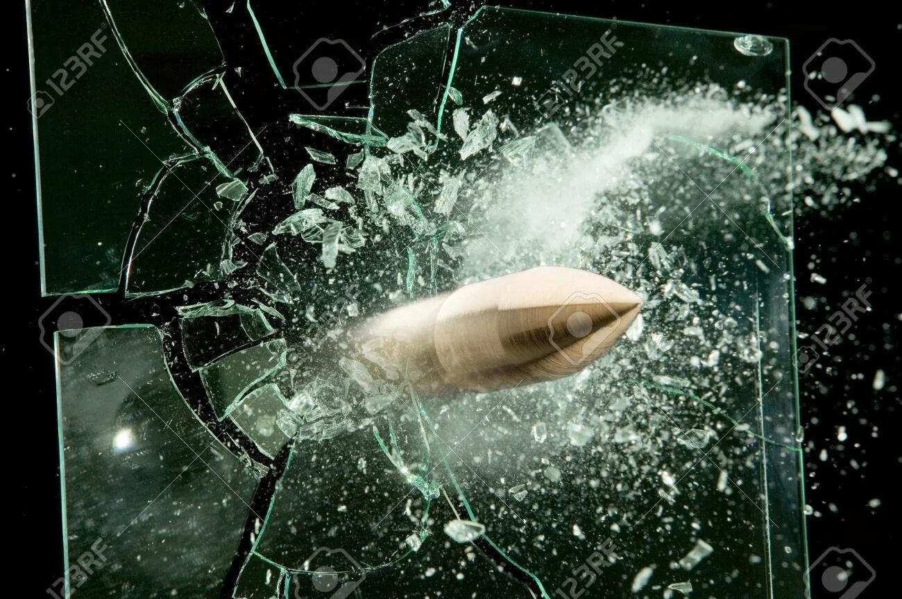 Пуля навылет. Летящая пуля. Пуля пистолета. Выстрел пистолета. Пуля в воздухе.