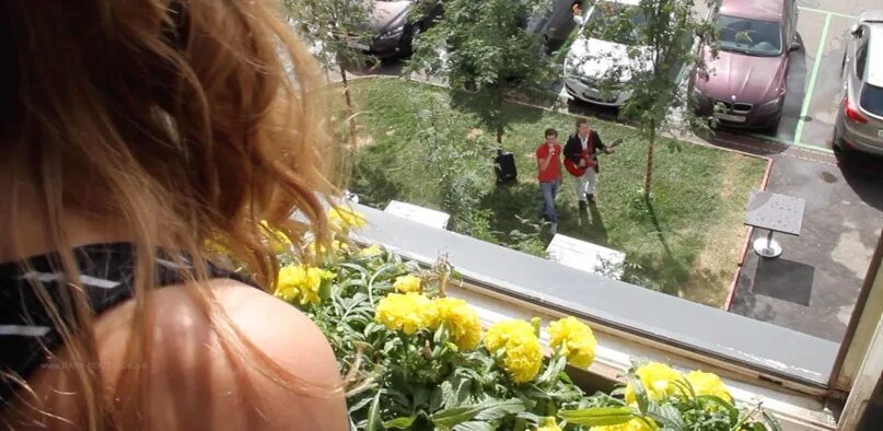 Вы когда нибудь стояли под окнами музыкального
