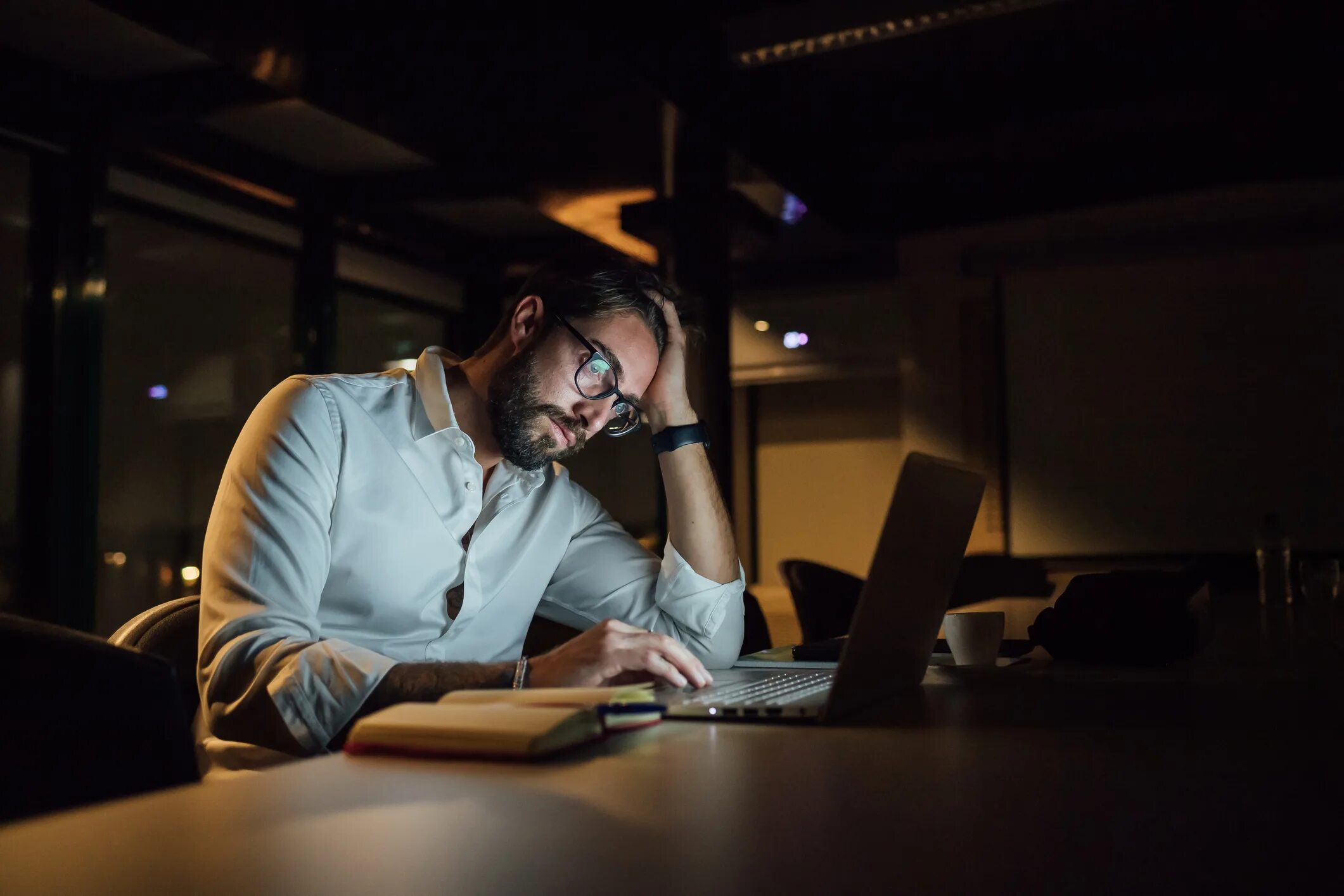 He works at night. Бизнес офис. Работа в офисе ночью. Working at Night. Work Overtime.