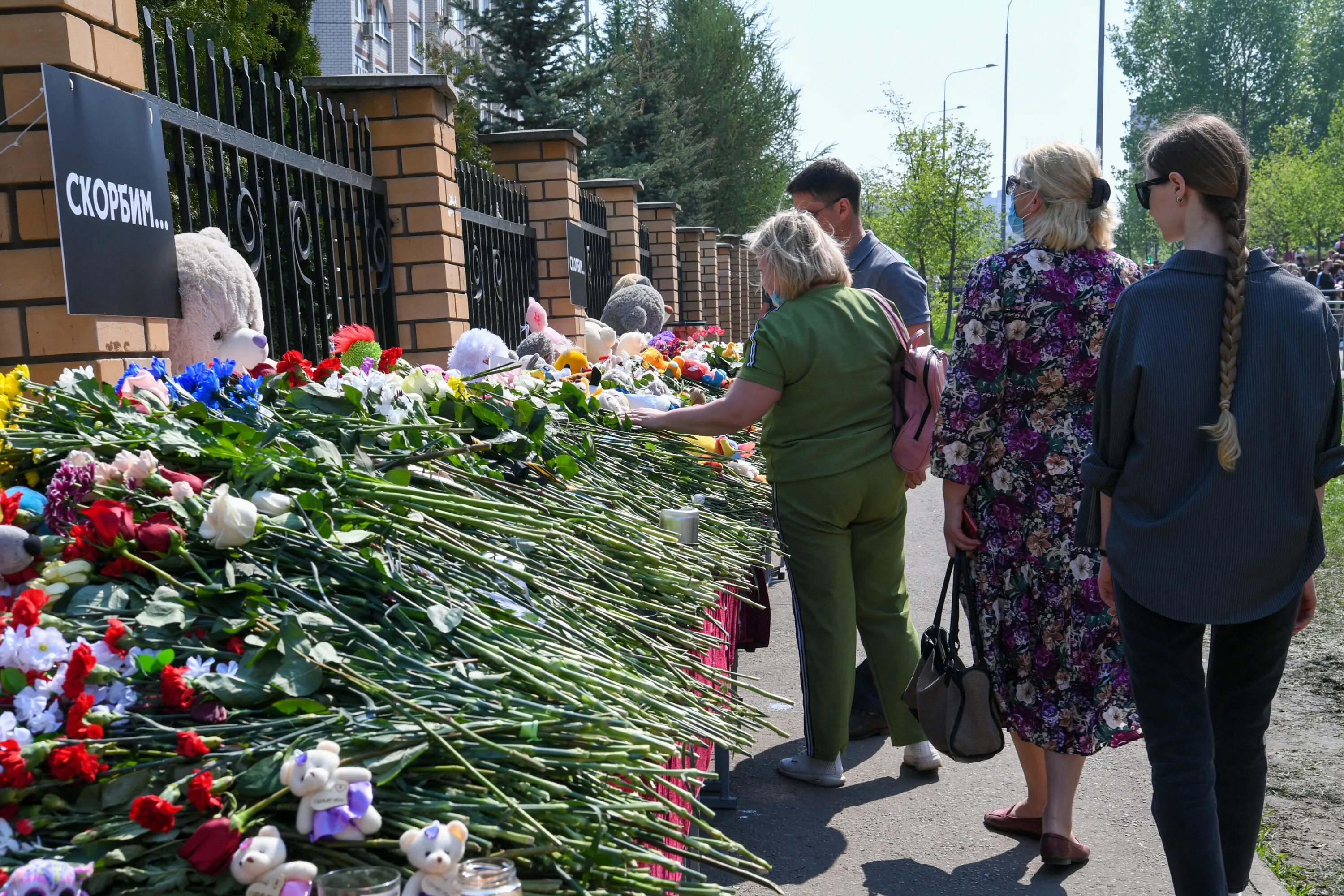 Песня жить после какой трагедии. Гимназия 175 Казань стрельба. Казань гимназия 175 трагедия. 175 Гимназия Казань монумент погибшим.