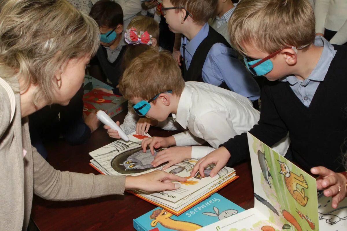 Дошкольники с нарушением зрения. Занятия тифлопедагога с дошкольниками. Занятия со слепыми детьми. Слепые и слабовидящие дети. Слепые дети в школе.