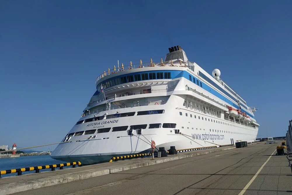 Вид круизного лайнера до турции. Круиз сочи турция 2023. Астория гранде круизы 2023. Лайнер сочи турция круизный 2022 astoria grande. Астория круиз из сочи.