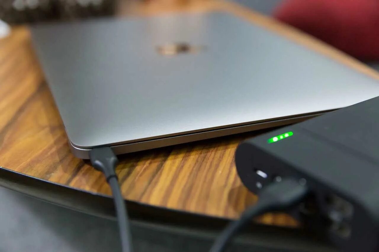 Можно ли заряжать ноутбук через type c. Usb type c notebook. apple type c macbook pro. apple charger type c for laptop a1990. повербанк для ноутбука эппл.