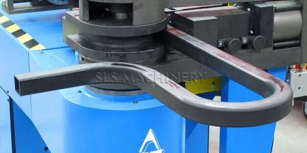 Изгиб профильной трубы 90 градусов. Труба 60х2 изгиб. Вальцовка профиля 4х8. Гибка трубы 20х20 радиус 235 мм. Дуги для теплицы из профильной трубы 40х20.