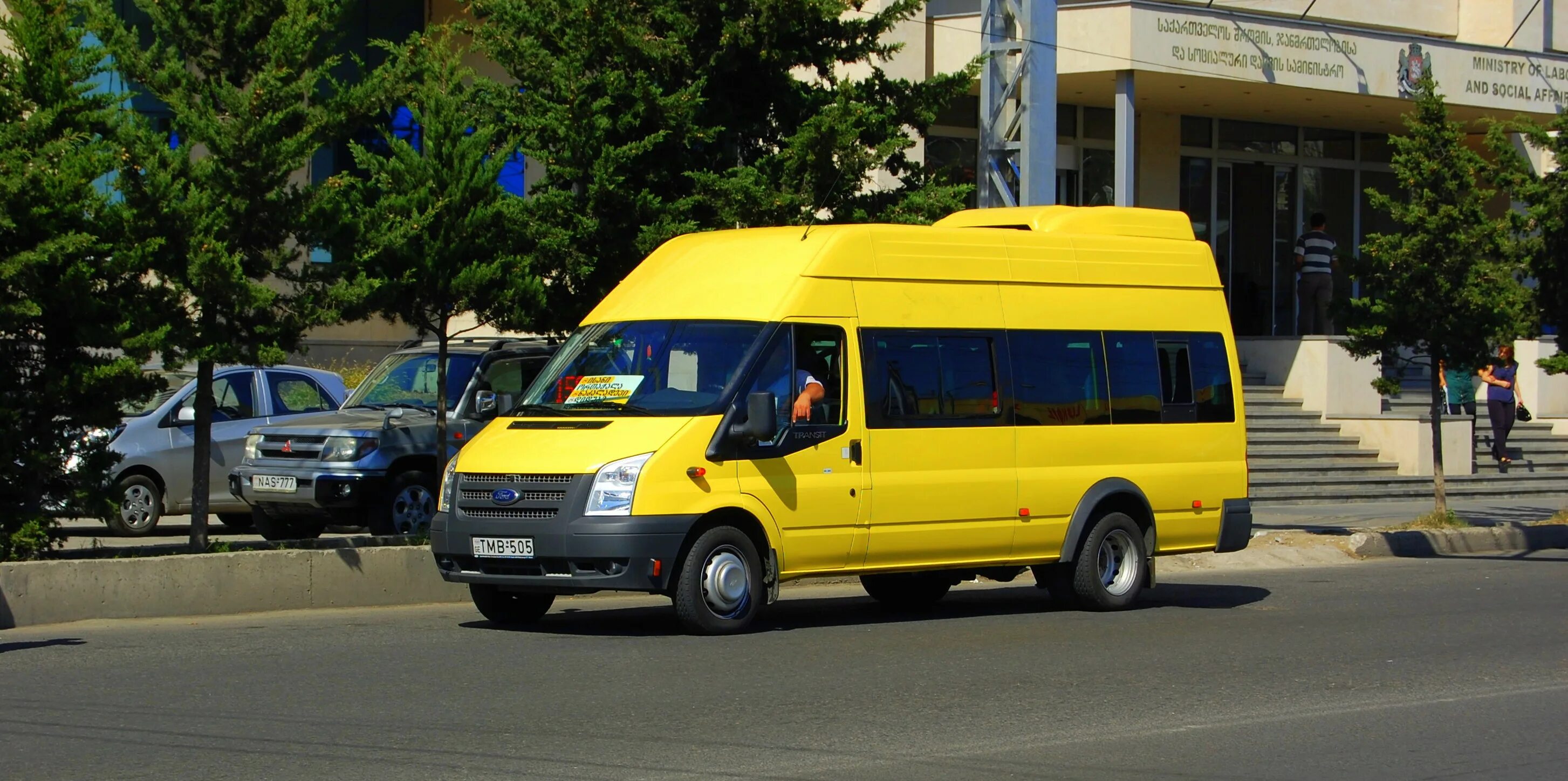 Маршрутное такси номер 1. Маршрутное такси. Городской микроавтобус. Маршрутный микроавтобус. Микроавтобус маршрутное такси.