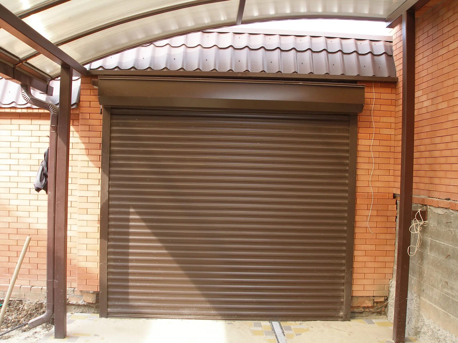 Ворота рольф ставни гараж. Рольставни алютех. Роллетные ворота alutech. Рулонные ворота алютех. Роллетные ворота спб.