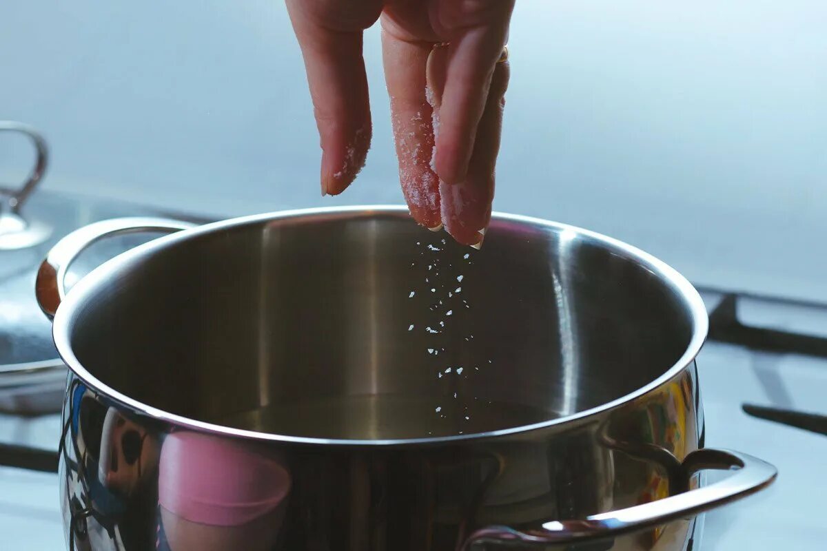 Посолила что делает. Соль в кулинарии. Соленая вода в кастрюле. Вода для готовки. Посолила что делает.