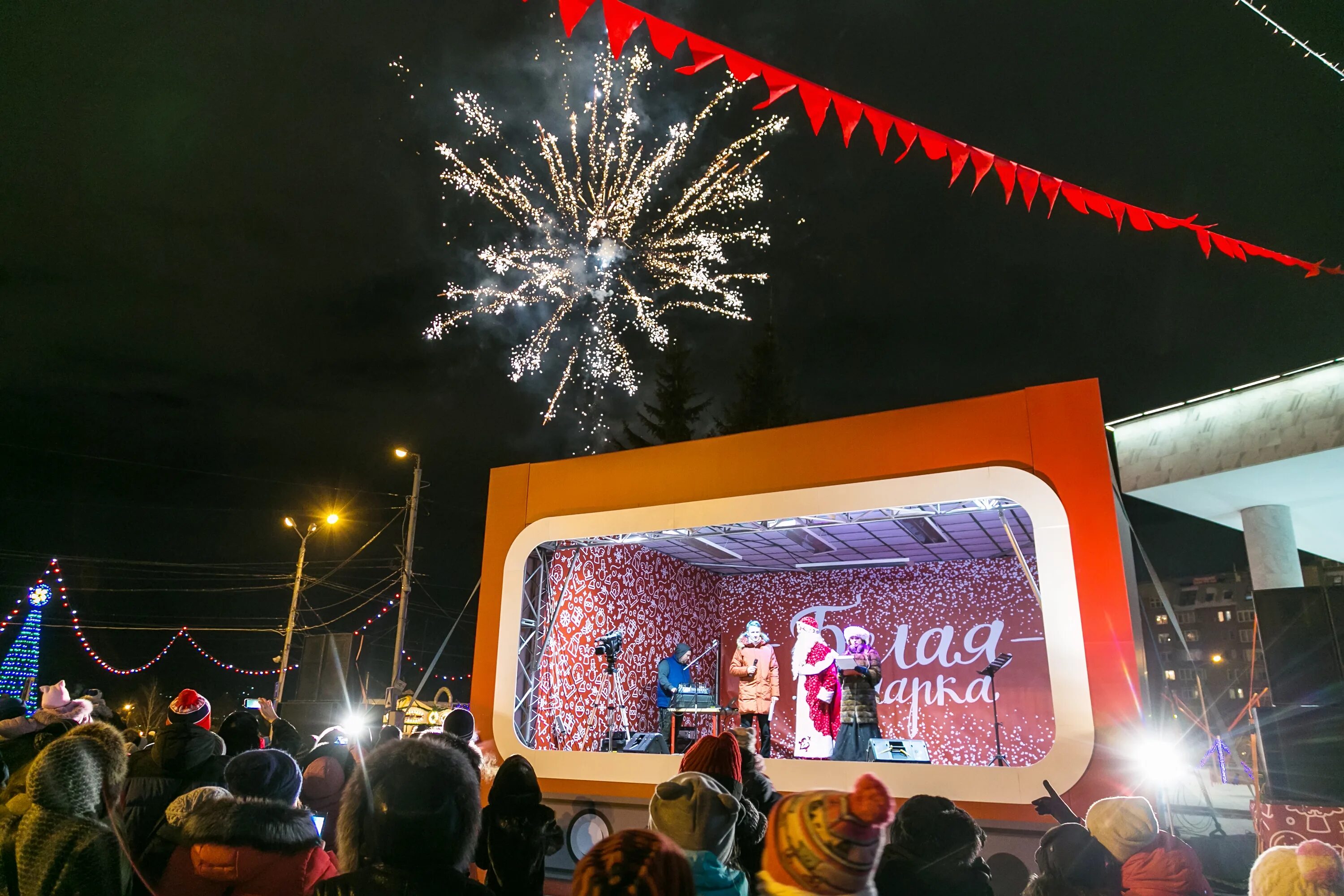 Новогодняя ярмарка красноярск. Ярмарка на театральной площади красноярск. белая ярмарка красноярск. новогодняя ярмарка красноярск опера. белая ярмарка 2019.