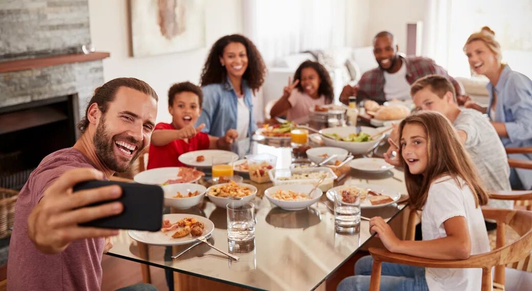 Гости в дом радость в дом. Семья обед. Семья кухня обед. Семейное селфи за столом. Группа людей.