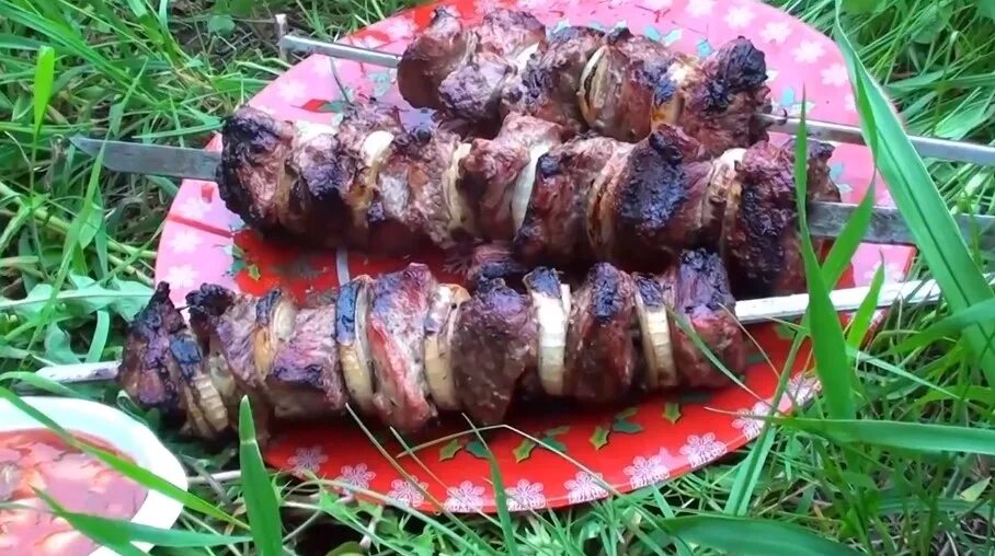 Какой шашлык мягче. Мариновка шашлыка. шашлыки целиком баранины. шашлыки из ягнятины по абхазски. приятного обед шашлык.