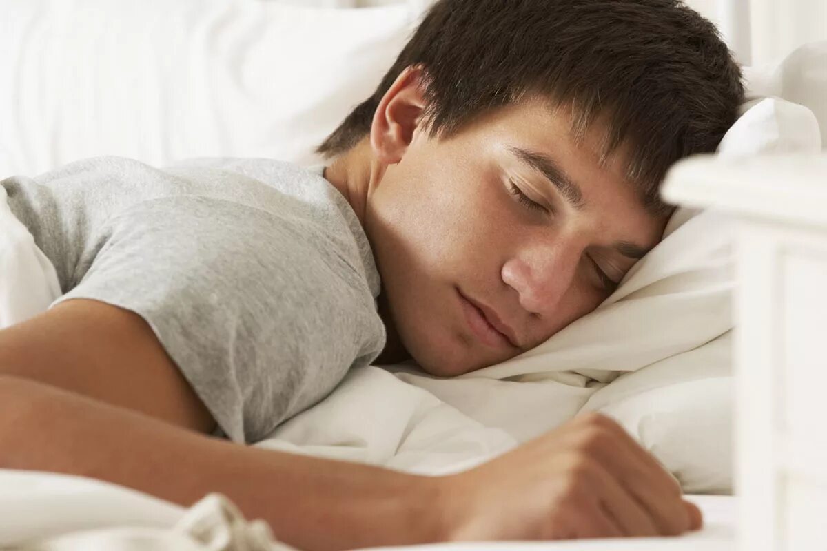 U sleeping. Сон подростка. Мужчина спит. Спящий подросток. Здоровый сон подростка.