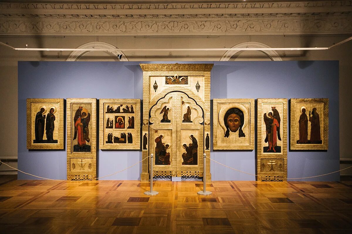 Галереи икон. Пермский иконостас николая рериха. иконостас рериха в пермской галерее. пермская галерея иконостас. музей с иконостасом в перми.